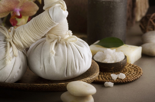 Kruidenstempel massage